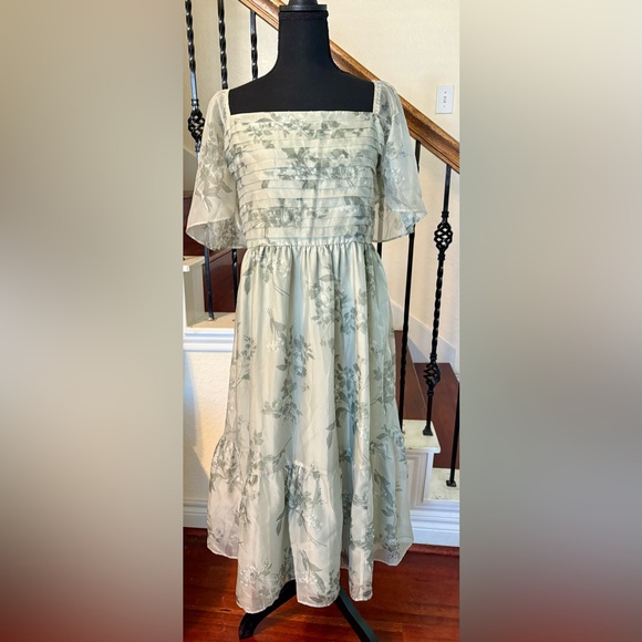 Abercrombie & Fitch Floral Midi Dress in Sage - Picture 4 of 12